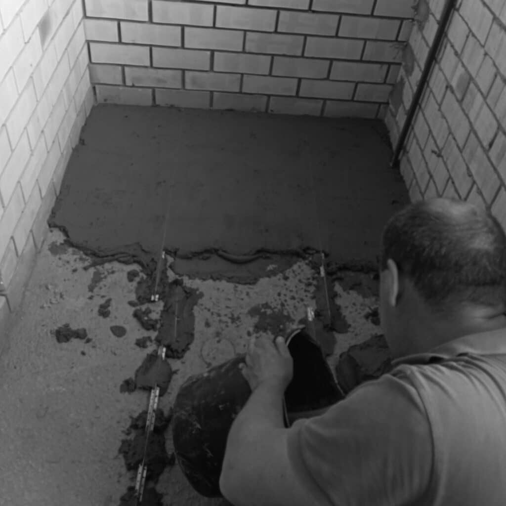 Устройство стяжки при черновом ремонте квартир в Казань